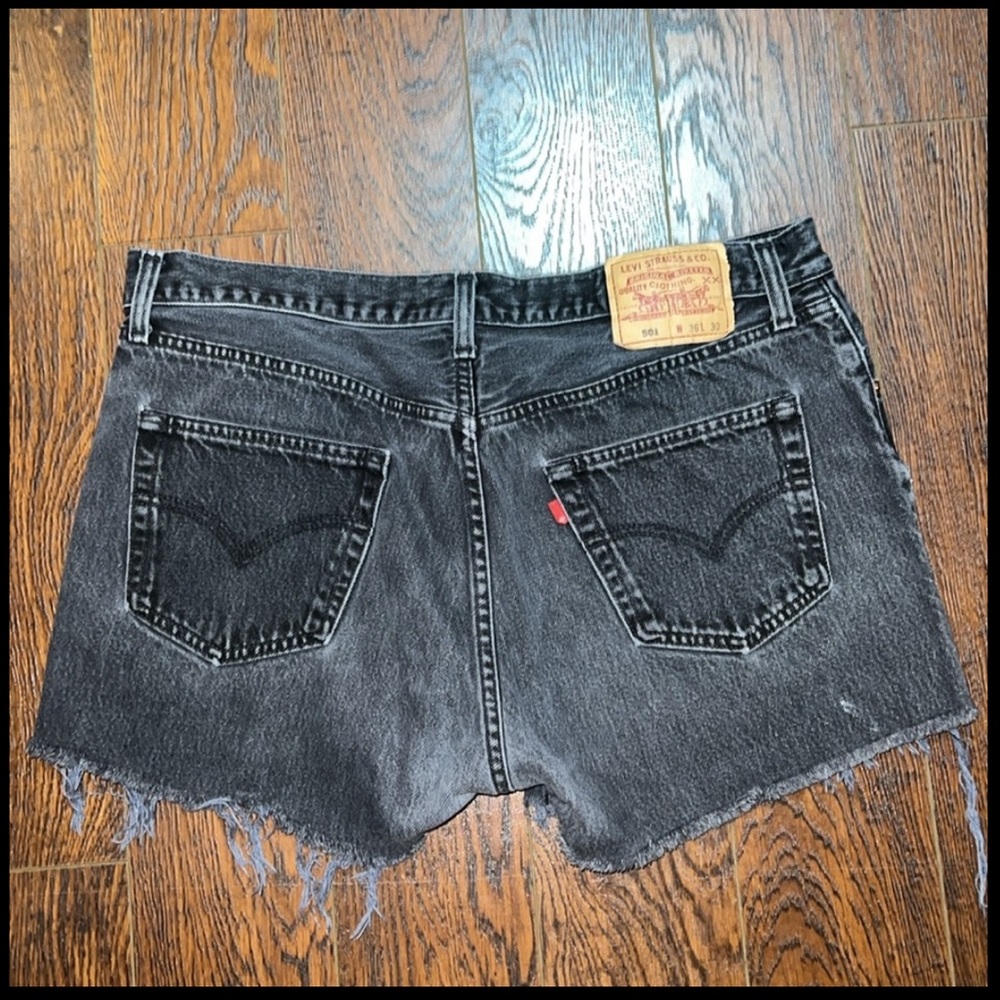 𝕃𝔼𝕍𝕀’𝕊 501 Cut offs in Black size 36/16 inches at waist.